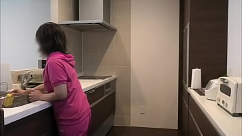 子◯達が学校に行ったのを確認した後にベッドに向かって旦那のチンコを咥えて激しい sexでイキまくる夫婦…