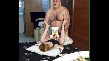 Novinha esperou todos dormirem para de madrugada ir no quarto do coroa malandro