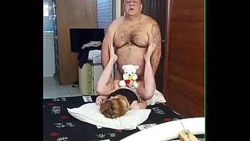 Novinha esperou todos dormirem para de madrugada ir no quarto do coroa malandro