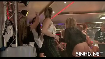 Favourable dudes receive wet gratifying from horny darlings