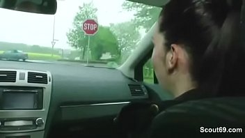 Alter sack nimmt anhalterin mit und fickt sie dann als danke