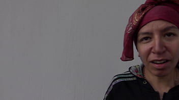 Beurette arabe fait un branlette a un inconnu pendant sa pause au supermarche