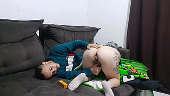 Minha meia irmã gostosa pediu ajuda porque não conseguia tirar o plug da bunda