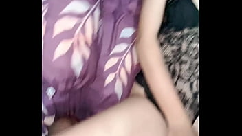 Cowoknya crot duluan gadis berhijab ini belum puas akhirnya colmek sendiri sampai orgasme