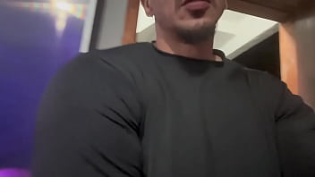 Minha meia irmã dormiu só de calcinha e eu tive sentir essa buceta