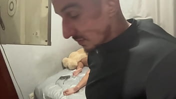 Minha meia irmã dormiu só de calcinha e eu tive sentir essa buceta