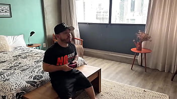 Anão aproveitou da babá