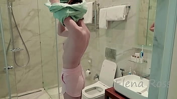 Возбужденная секси сводная сестра соблазняет сводного брата и трахает его в душе elena ross