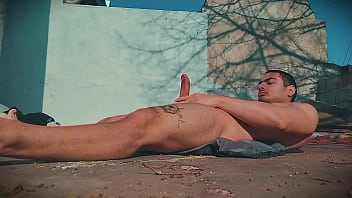 Big men sexy big cock y culo tomando sol sensualidad cómoda relajado y acostado