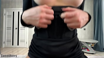 Сексуальная сводная сестра с голыми сиськами наслаждается моим членом Как сексуальна она скачет на моем хуе