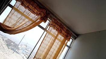 Que putita soy frente a la mampara y con la gente pasando tenemos sexo en público