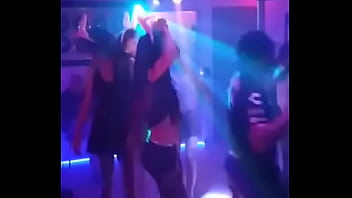 Nenas travestis se divierten en una fiesta