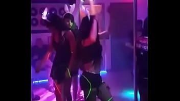 Nenas Travestis Se Divierten En Una Fiesta thumbnail