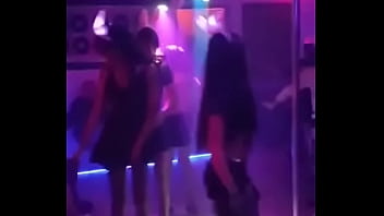 Nenas travestis se divierten en una fiesta