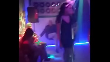 Nenas travestis se divierten en una fiesta Nenas travestis se divierten en una fiesta