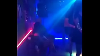 Nenas travestis se divierten en una fiesta