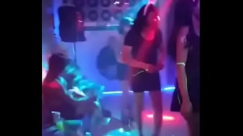 Nenas Travestis Se Divierten En Una Fiesta thumbnail