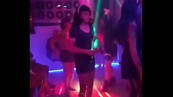 Nenas travestis se divierten en una fiesta