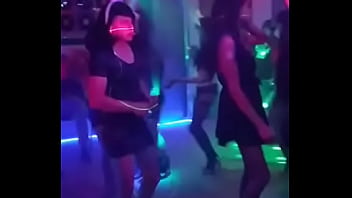 Nenas Travestis Se Divierten En Una Fiesta thumbnail