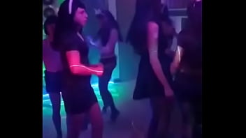 Nenas Travestis Se Divierten En Una Fiesta thumbnail
