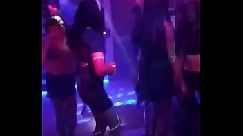 Nenas Travestis Se Divierten En Una Fiesta thumbnail