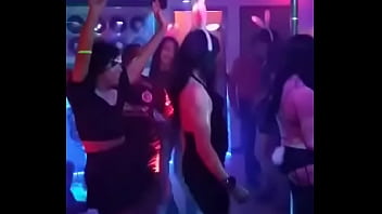 Nenas travestis se divierten en una fiesta