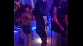 Nenas travestis se divierten en una fiesta
