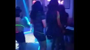 Nenas travestis se divierten en una fiesta