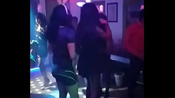 Nenas Travestis Se Divierten En Una Fiesta thumbnail