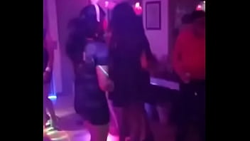 Nenas travestis se divierten en una fiesta