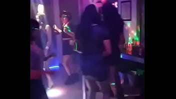 Nenas Travestis Se Divierten En Una Fiesta thumbnail