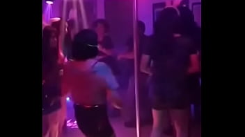 Nenas Travestis Se Divierten En Una Fiesta thumbnail