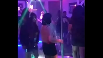 Nenas travestis se divierten en una fiesta