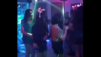 Nenas Travestis Se Divierten En Una Fiesta thumbnail