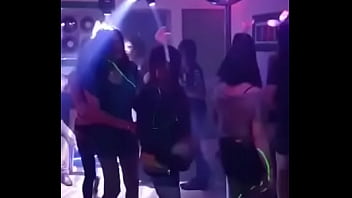 Nenas travestis se divierten en una fiesta Nenas travestis se divierten en una fiesta