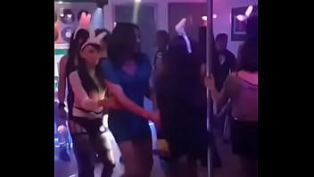 Nenas travestis se divierten en una fiesta