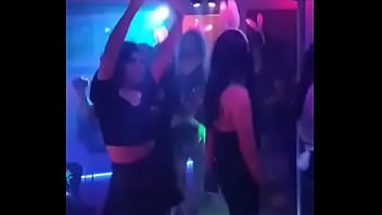 Nenas Travestis Se Divierten En Una Fiesta thumbnail