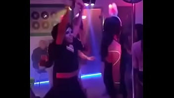Nenas travestis se divierten en una fiesta