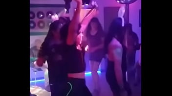 Nenas travestis se divierten en una fiesta