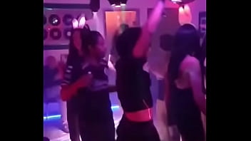 Nenas travestis se divierten en una fiesta