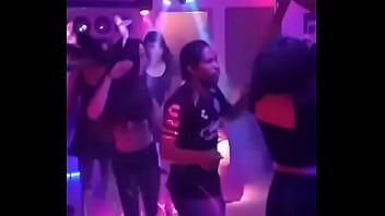 Nenas travestis se divierten en una fiesta