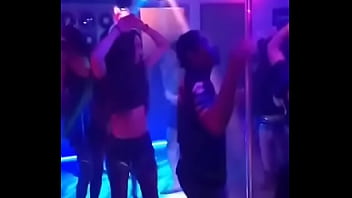 Nenas Travestis Se Divierten En Una Fiesta thumbnail