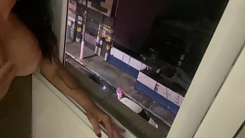 Dando pro meu amigo na janela aberta