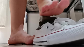 Dirty feet and dirty insoles for your italian giantess in public shop dirty and sweaty feet all to worship