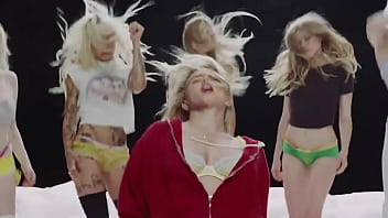 Lésbica gostosa arrasando e querendo se divertir