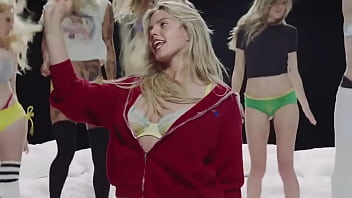 Lésbica gostosa arrasando e querendo se divertir