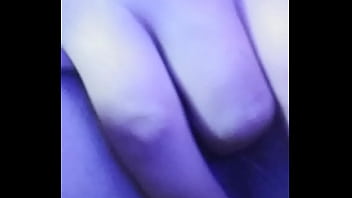 Sola en su habitación