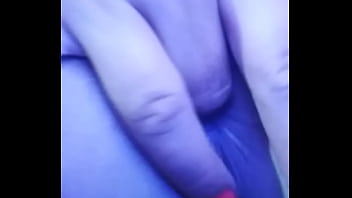 Sola en su habitación