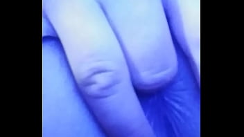 Sola en su habitación