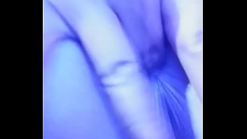 Sola en su habitación